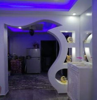 Muros de división con luces neón